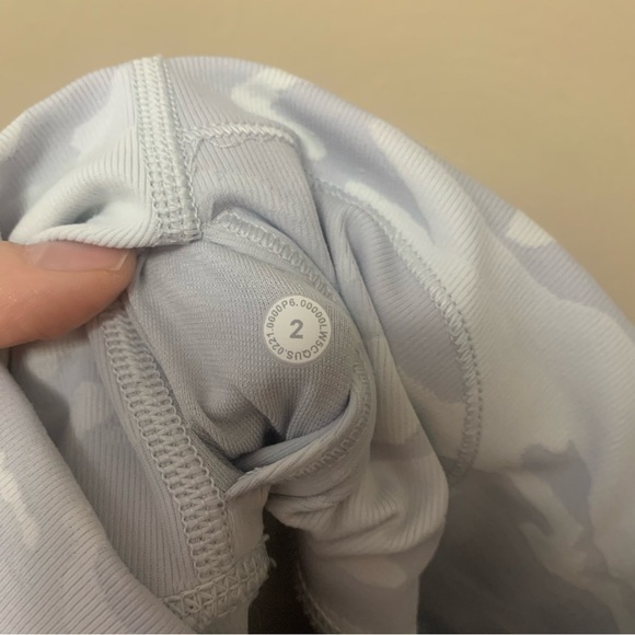 Lululemon Wunder Under High-Rise Tight 25" *Luxtreme Size 2 White Camo W5CQUS - Picture 11 of 13